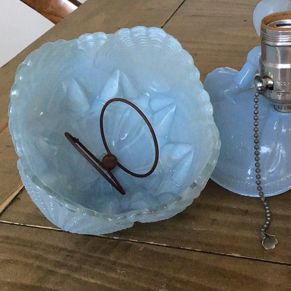 Vintage collectible L.E. Smith "Southern Belle" boudoir lamp. - Picture 12 of 13